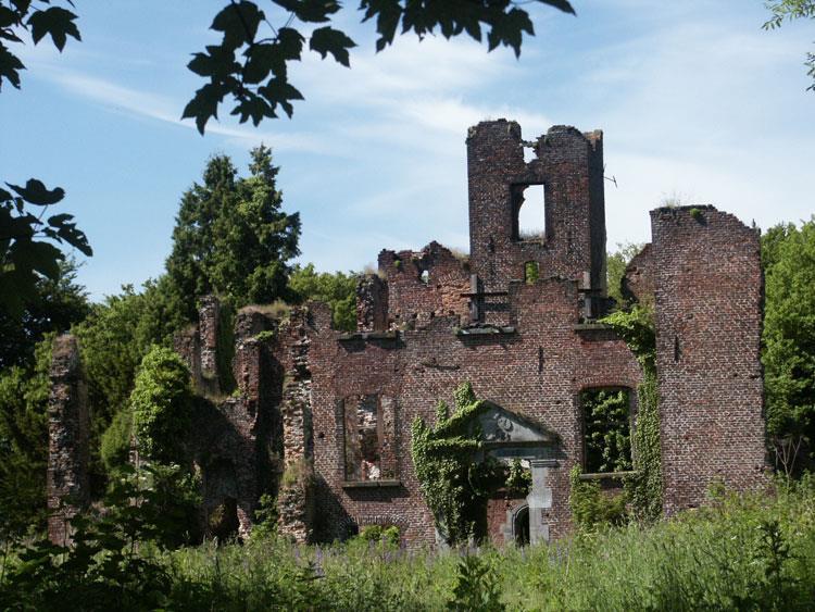 Helaas is het kasteel in de nadagen van de 2 de wereldoorlog door de geallieerden gebombardeerd. Eigenaar is de Stichting Kasteelruine Bleijenbeek.