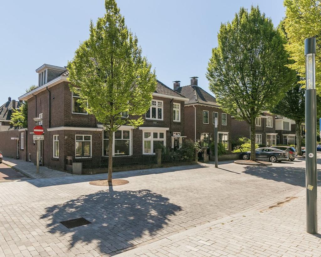 Soort herenhuis Bouwjaar 1925 Type 2-onder-1-kapwoning Tuin achtertuin, voortuin Kamers 6 Woonoppervlakte 177 m² Perceeloppervlakte