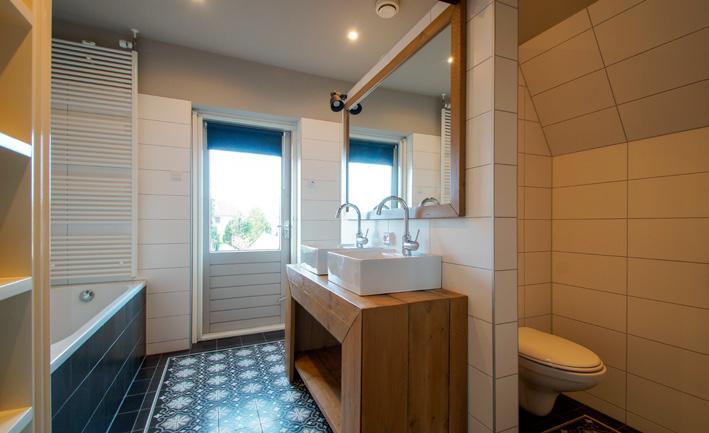 Foto boven: op de eerste verdieping vindt u de prachtige badkamer welke is gemaakt in een van oorsprong slaapkamer.