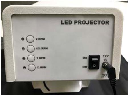 7. Installatie Sluit de voeding aan op de 12VDC-connector aan de achterkant van de LED-projector en steek de stekker in het stopcontact: Wielen toevoegen: De