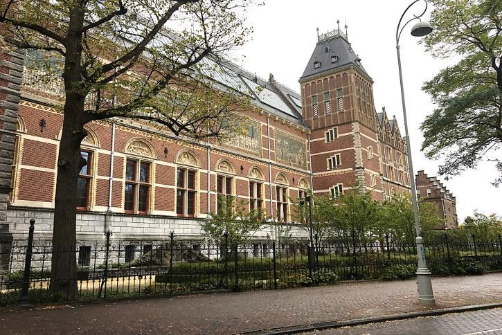 En dan is er ook nog eens de geweldige ligging recht tegenover het Rijksmuseum in het spraakmakende Museumkwartier, het nieuwe centrum van Amsterdam!