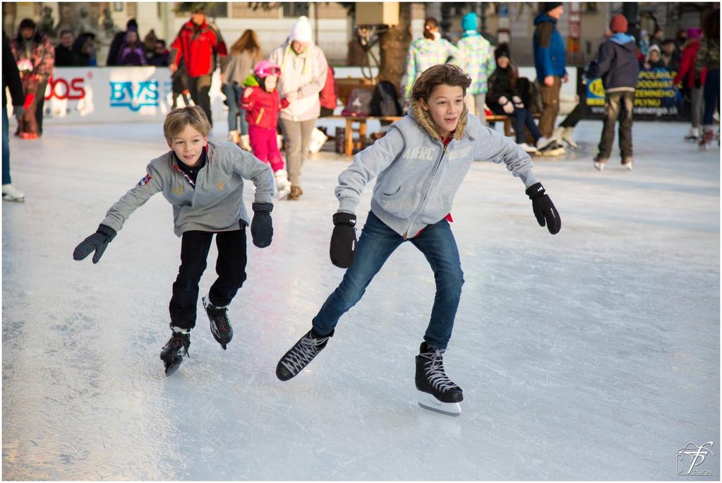 schaatsstage Op glad ijs Wil jij graag leren schaatsen of je techniek verbeteren? Wij gaan elke voormiddag naar de schaatsbaan in Deurne voor een uurtje les en een uurtje vrij schaatsen! Wie?