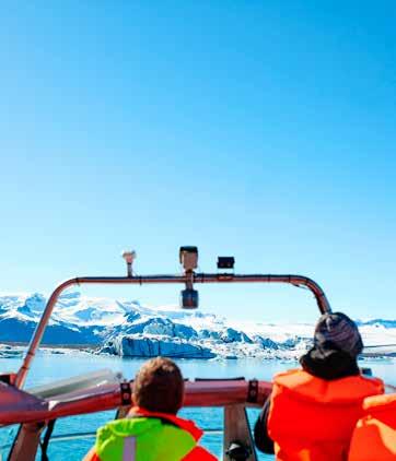 EXCURSIES IN ZUID-IJSLAND BOOTTOCHT OP HET GLETSJERMEER JÖKULSÁRLÓN Jökulsárlón, het bekendste gletsjermeer van IJsland, is niet alleen een geliefde filmlocatie maar ook een waar hoogtepunt van je