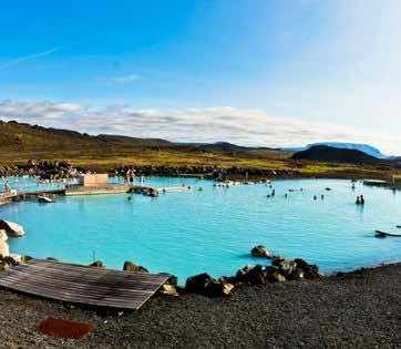 EXCURSIES IN NOORD-IJSLAND TOEGANG TOT DE NATUURLIJKE BADEN VAN MÝVATN IJsland koud? Absoluut niet! Dankzij de ondergrondse vulkanische activiteit telt IJsland tientallen warmwaterbronnen.