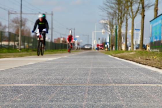 wordt omlaag gebracht naar het niveau van