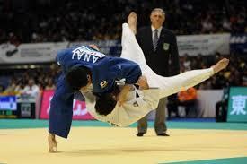 De judoka met blauwe judogi scoort een Ippon