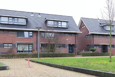 Alblasserdam Fregat 3 Vraagprijs e 455.000,-- k.k. Robuuste, moderne twee-onder-een-kapwoning met garage, twee eigen parkeerplaatsen en een open ligging aan gemeentegroen en speelveldje.