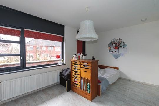 98, met toegang tot de vierde slaapkamer, de tweede badkamer en een berging met opstelplaats van de CV-ketel, het mechanische ventilatiesysteem en aansluitpunten voor de wasmachine