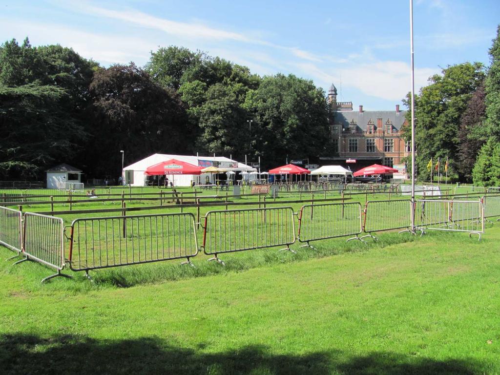 Gebruik en beleving: enkele Het park kenmerkt zich als: relevante elementen wandel- en zitpark voor de lokale bewoners (erg weinig auto s) een park voor evenementen (met