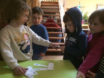 Maandag tijdens het spelen maakten Juliette, Oona, Franne en Berlijn een toneeltje. Ze wilden dit graag eens tonen aan de andere kindjes.