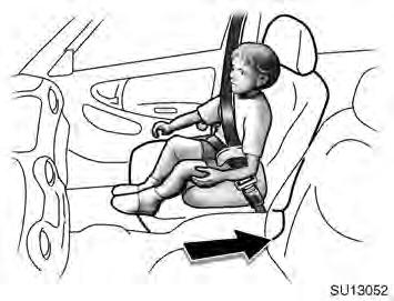 Zet de stoel helemaal naar achteren, omdat het kind bij een ongeval door de kracht van de in werking tredende airbag ernstig letsel kan oplopen.