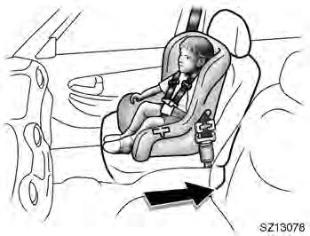 Bij uitvoeringen met een airbag voor de voorpassagier bevindt zich een label aan de zijkant van het dashboard om u hieraan te herinneren.