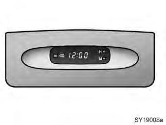 OVERIGE UITRUSTING 217 Na onderbreking van de voeding zal het klokje 1:00 aanwijzen. Klok (uitvoeringen zonder multifunctioneel display) SY19008a De digitale klok geeft de tijd aan.