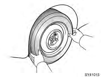 274 WAT TE DOEN BIJ PECH Verwisselen van het wiel SY41015 SY41016 7. Verwijder de wielmoeren en verwissel het wiel. Til het wiel met de lekke band er recht af en leg het weg.