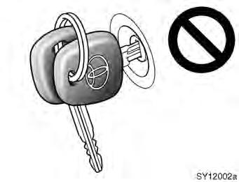 Zorg ervoor dat, als de sleutel in het contactslot zit, er geen andere sleutel met een transponder (ook niet van een andere auto) tegen de sleutel aankomt en druk niet met een andere sleutel tegen de