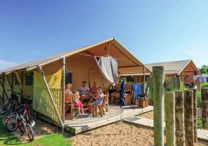 een wasmachine en koelkast, filterkoffieapparaat en waterkoker, badkamer, tuin met speeltoestellen. Deze chalets zijn geschikt voor Studio s (2 personen) een extra ruimte met televisie.