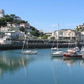 De baai bestaat uit 3 kustdorpen: Torquay, Paignton en Brixham.