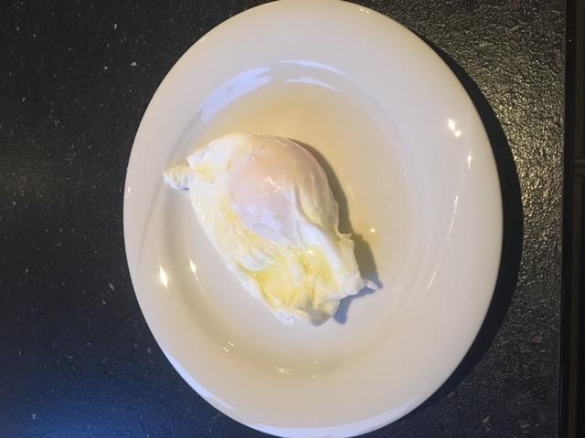 Gepocheerd ei en toast INGREDIENTEN eieren (s) Brood Olie Zout peper Kook een pannetje water en maak het water op smaak met zout Maak een draaikolk in het pannetje Haal het eitje uit de schaal en