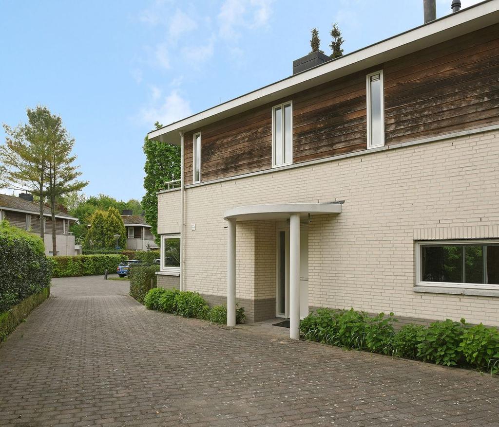 Spechtlaan 25: Modern vrijstaand woonhuis met riant perceel, oprit en garage en zeer rustig gelegen aan het eind van een autoluwe laan in woonwijk Almeerderhout.