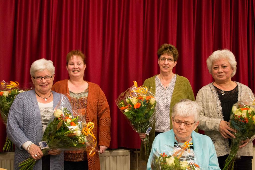 Jubilaressen gehuldigd Tijdens de jaarvergadering van Zonnebloem Veldhoven op 7 februari in d Ouw School in Oerle zijn maar liefst vijf vrijwilligers in het zonnetje gezet omdat zij 10 jaar en in het