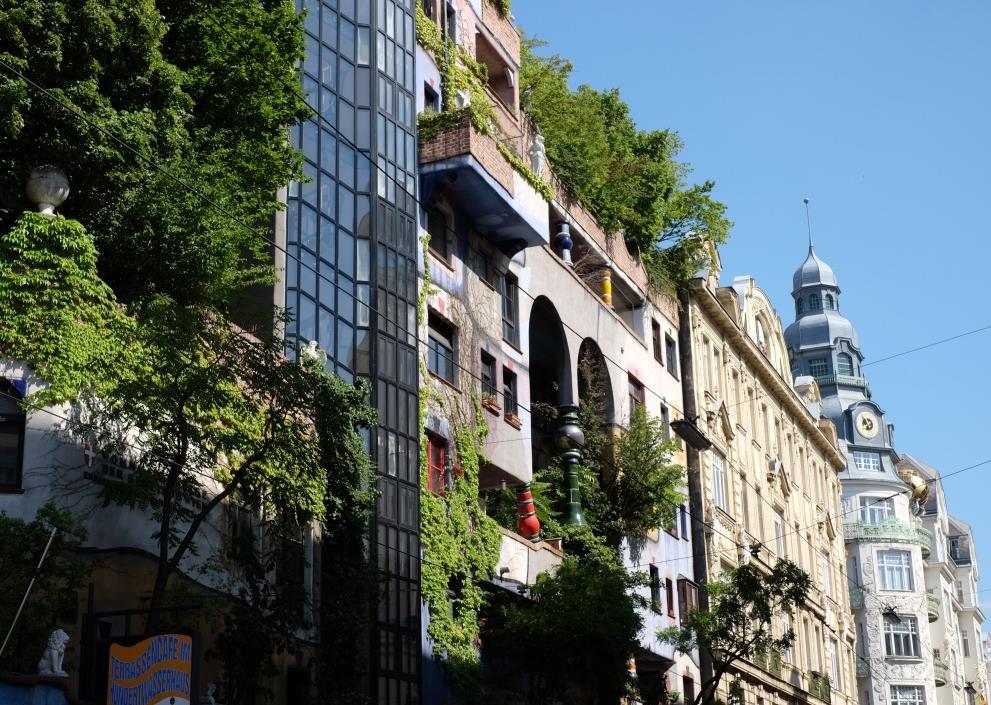 Groene gevels, groene daken en balkons of terrassen met een groene aankleding creëren een stedelijke