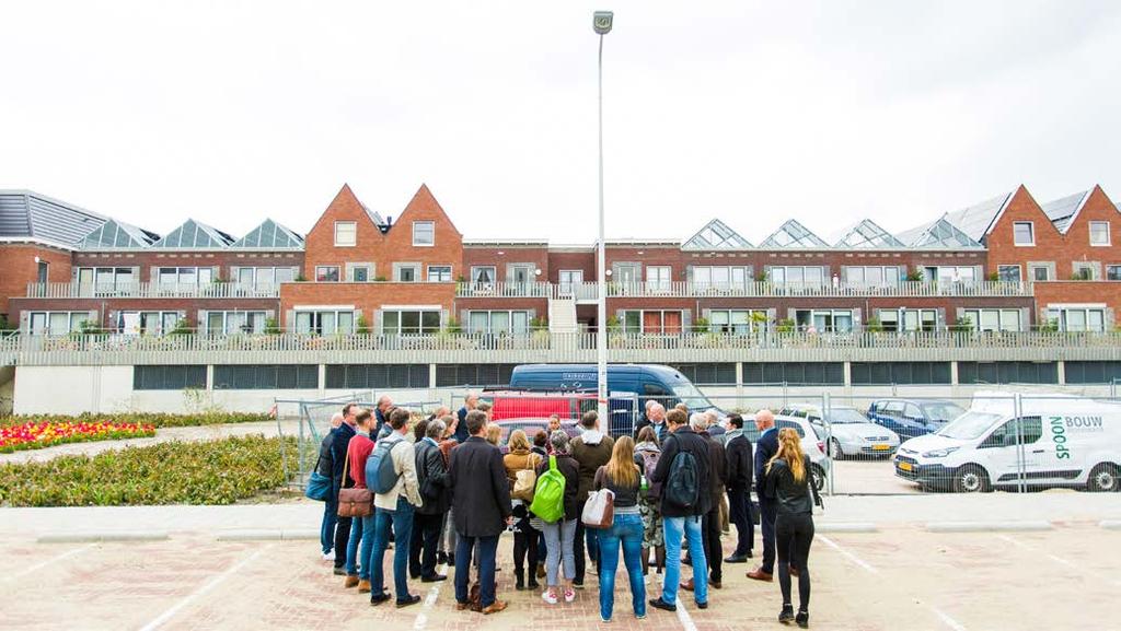 Maarten van Oosterom, namens de gemeente Leiden betrokken bij het bouwproject, vertelt tijdens de excursie over de klimaatadaptieve plannen in de wijk.