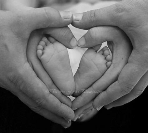 Elke baby is voor zijn overleving helemaal afhankelijk van de zorg en liefde van de ouders. Ons leven begint zo.