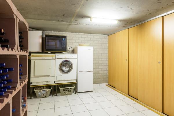 De praktijkruimte heeft een separate entrée naast de woning en een inpandige toegang via de keuken.