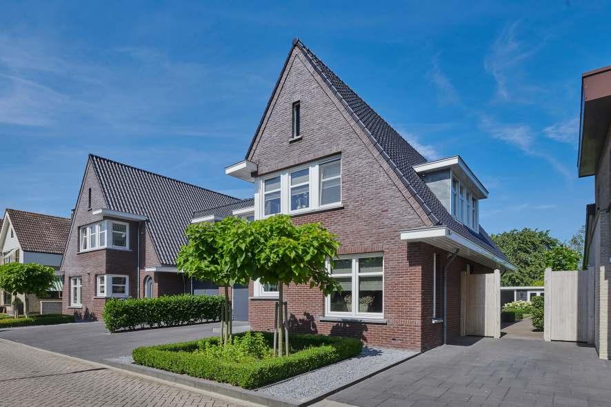 Een feestje... van de 1e tt en met de laatste stap in en rndm dit ultiem stijlvlle herenhuis! Trts presenteren wij dit nder architectuur van Z-Wnen in 2011 gerealiseerde herenhuis.