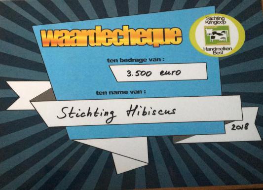 Ine WawoRuntu en Hans Rufi hebben de cheque van EURO 3.500 in ontvangst genomen. Dit hoge bedrag hadden we niet verwacht!