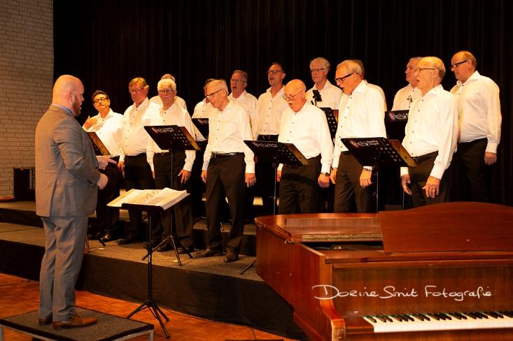 Amazing Singers Wij zijn een 16 koppig mannenkoor uit Stellendam. Samen met onze dirigent zingen wij, 4 stemmig, nummers uit de jaren 60 en 70.