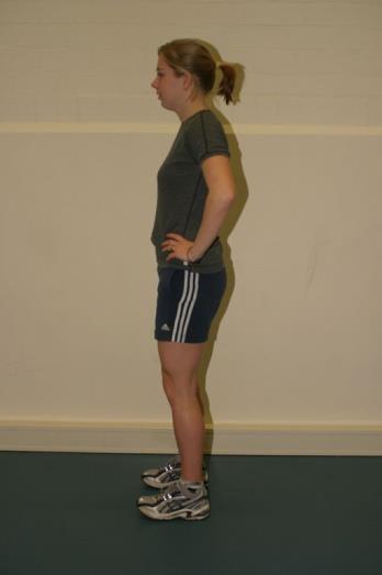 2. Mini squat Uitgangshouding: ga rechtop staan met de voeten op schouder hoogte