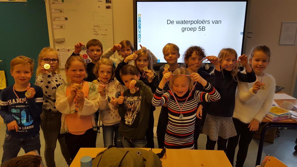 Waterpolotoernooi Op woensdag 3 april was bij zwembad de Wisselaar het scholen waterpolotoernooi. Van groep 5b hebben heel veel kinderen hieraan meegedaan en ze zijn zelfs DERDE geworden.