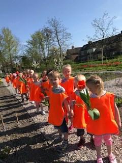 Bezoek Wijktuin De Lieveheersbeestjesgroep is gisteren naar de Wijktuin geweest. Deze week was het aan het weer al te merken dat de lente is aangebroken, maar in de Wijktuin was dit ook te zien!