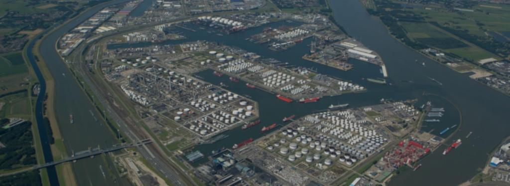 9 Energie en Petrochemisch cluster in Rotterdam 5 raffinaderijen (Shell, Esso, BP, Q8, Koch) 5 dedicated raffinaderijterminals (MOT, TEAM, MET, Shell, BP) 44 (petro-)chemische bedrijven 3 producenten