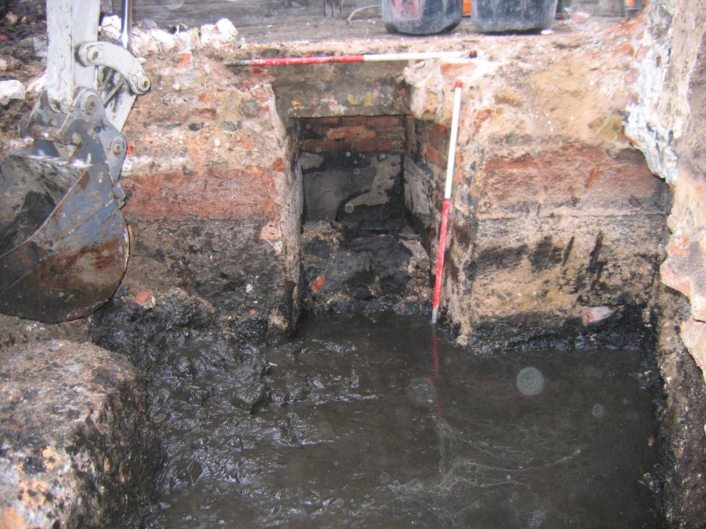 De vloer van de riolering (S5) was opgebouwd uit bakstenen en was bedekt met een harde mortellaag om de vloer waterdicht te houden.