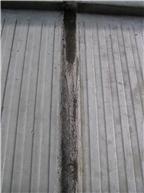 359 De kitvoeg tussen de metalen en betonnen balustrade afdekbanden zijn vrij hard en er vertonen zich regelmatig scheuren in of beginnen al los te laten.