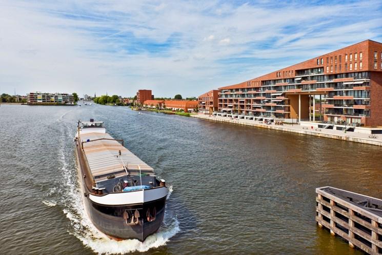 Wat is er allemaal te doen? Albin Glaser, havenmeester van de gemeente Zaanstad: Wij hebben een aantal binnenvaartschippers bereid gevonden om mee te werken aan deze dag.