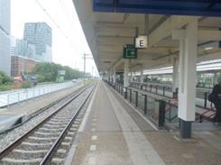 De stationspassage is gezien de huidige reizigersaantallen en vergeleken met de omgeving niet ruim qua opzet.