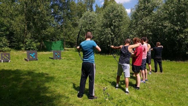 Duur: 2 tot 3 uur Talen: NL Aantal deelnemers: min 10 - max 20 deelnemers Prijs: 35 euro per deelnemer Archery tag Archery tag is een spel zoals paintball of lasershooting, maar dan met pijl en boog.