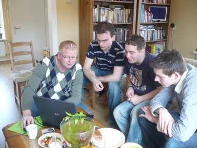 Webmasters Rob en Mark hebben tijdelijk versterking van Tristan en Erwin. Met z n vieren zijn de heren al enkele maanden druk bezig met het maken van een nieuwe website.