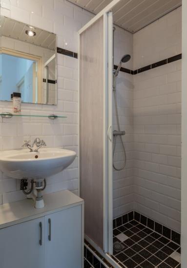 De badkamer: De badkamer is tot aan het plafond licht betegeld