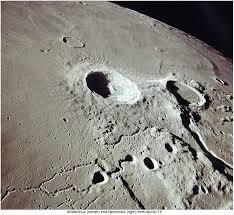 7. Maanweetjes Kraters De maan is niet helemaal vlak. Er zijn bergen en dalen.