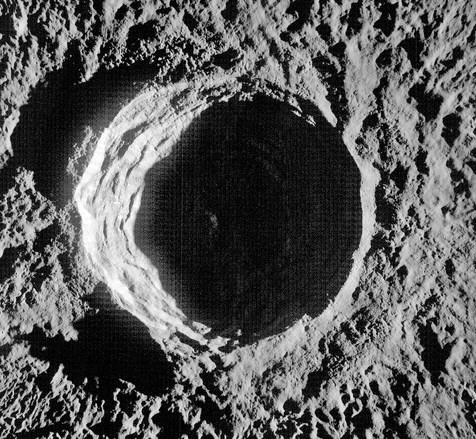 Grote ruimtestenen vielen op de maan. Die stenen maakten de kraters.