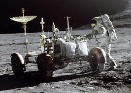 Twaalf mannen Er zijn zes reizen naar de maan geweest. Amerika stuurde 6 raketten naar de maan. Er ging zelfs een maanauto mee.