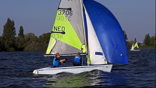 Middengroep/Gevorderden 2 e en meerdere jaars Vanaf het tweede jaar dat uw kind zeilt, wordt het kind geacht zelf over een eigen Optimist/Laser/ Splash te beschikken om aan de lessen te kunnen