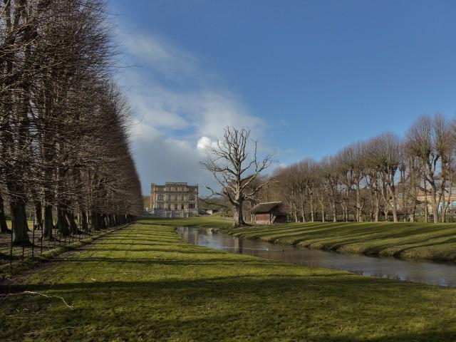 We gaan richting Oranjerie. Dan kom je langs de Hertenbaan, die uitzicht biedt op het landhuis.