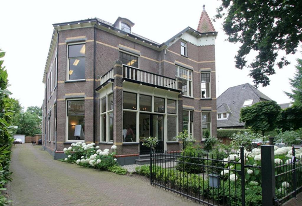 Omschrijving Van der Houven van Oordtlaan 6 te Apeldoorn Maximaal werkplezier op een van de mooiste kantoorlocaties in Apeldoorn! Wilt u voortaan werken aan het rustieke Oranjepark?