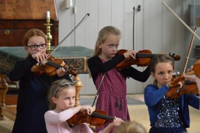 Kinderen die geïnteresseerd zijn in het instrument, die willen weten hoe een vioolles wordt gegeven, zijn van harte welkom.