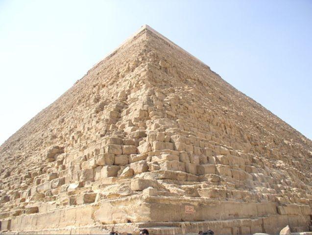 7. De bouw van de piramide De ondergrond Belangrijk bij de bouw van de piramide was de ondergrond. Zandgrond was niet geschikt om zo n zwaar bouwwerk te dragen.